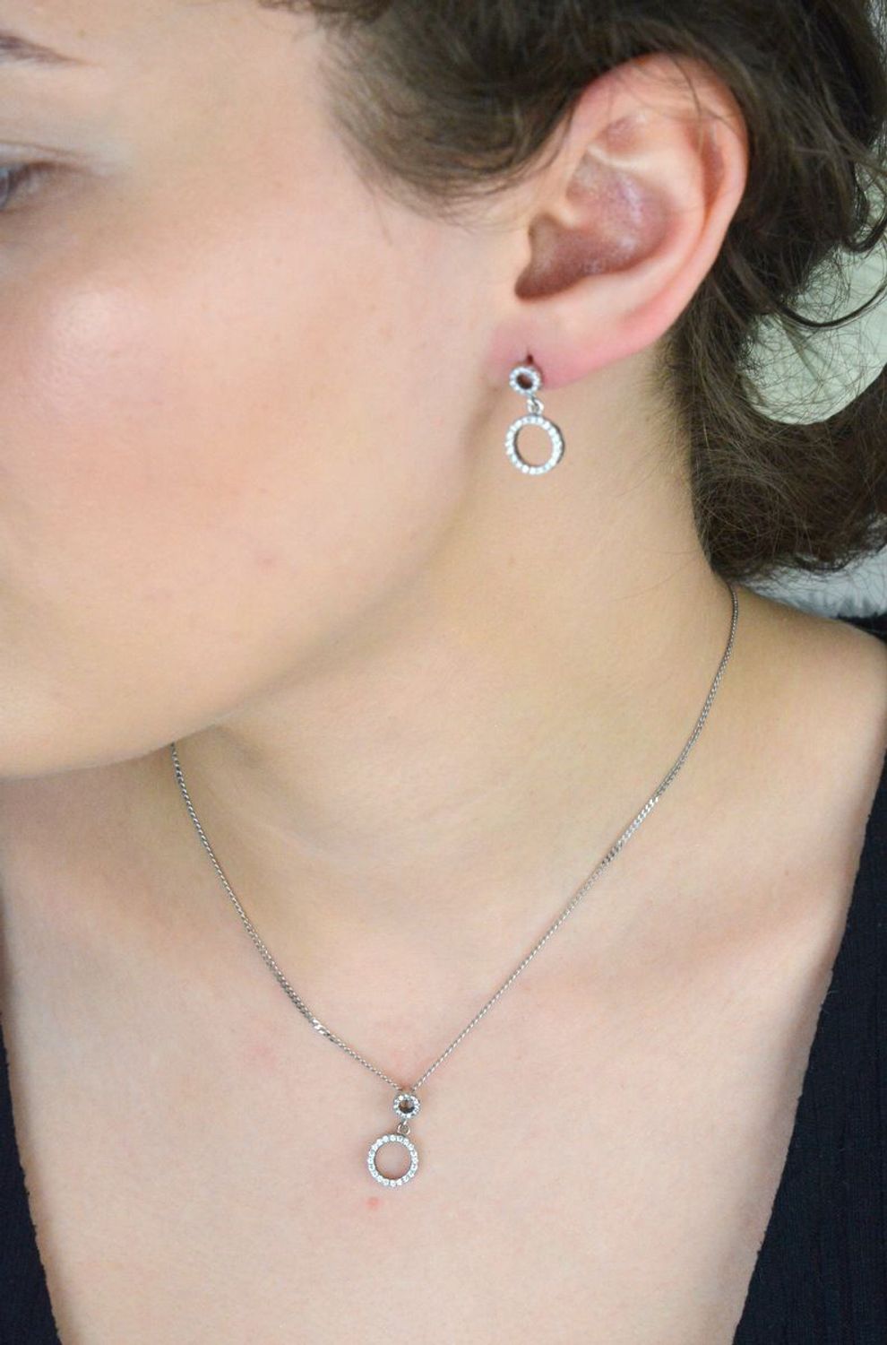 Kolczyki srebrne próba 925 dwa kółeczka wiszące w cyrkonie K 2751.jpg